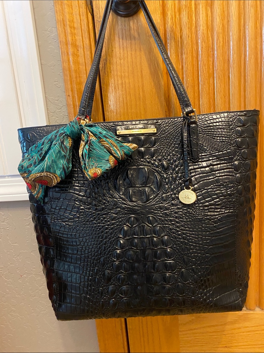 BRAHMIN LRG WOMEN'S BLACK CROC EMBOSSED GENUINE LEATHER TOTE W/ GOLD HARDWARE - Picture 2 of 12